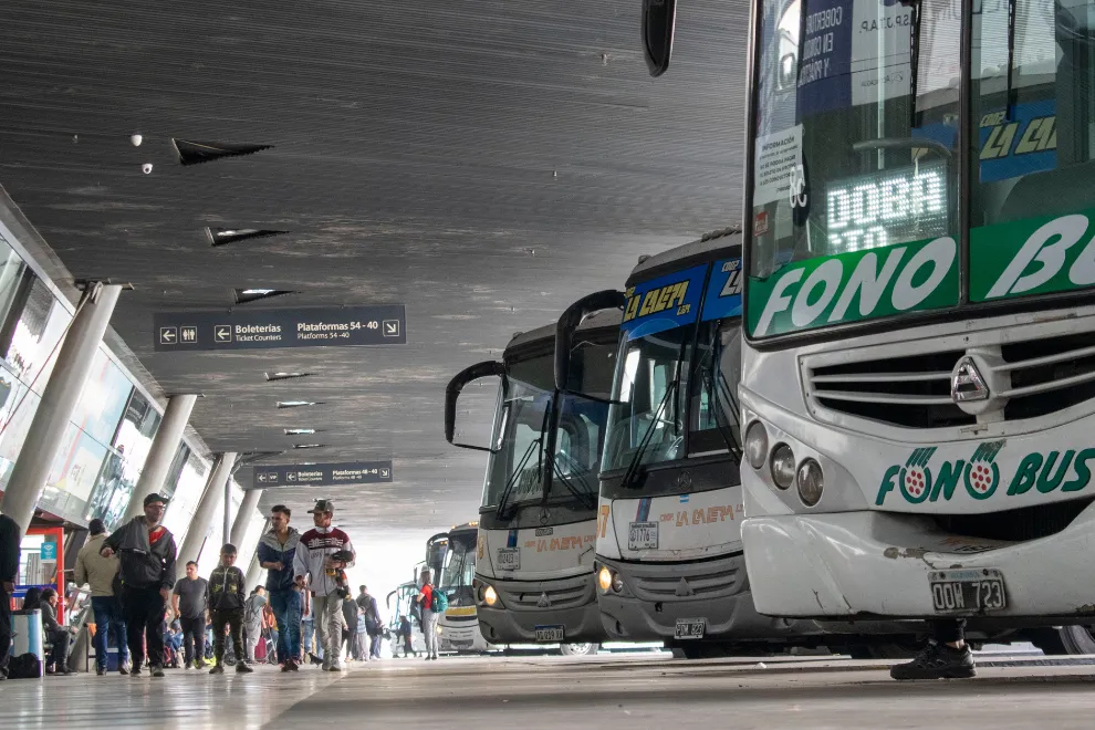 Colectivos detenidos en la terminal. Créditos: Diariosumario