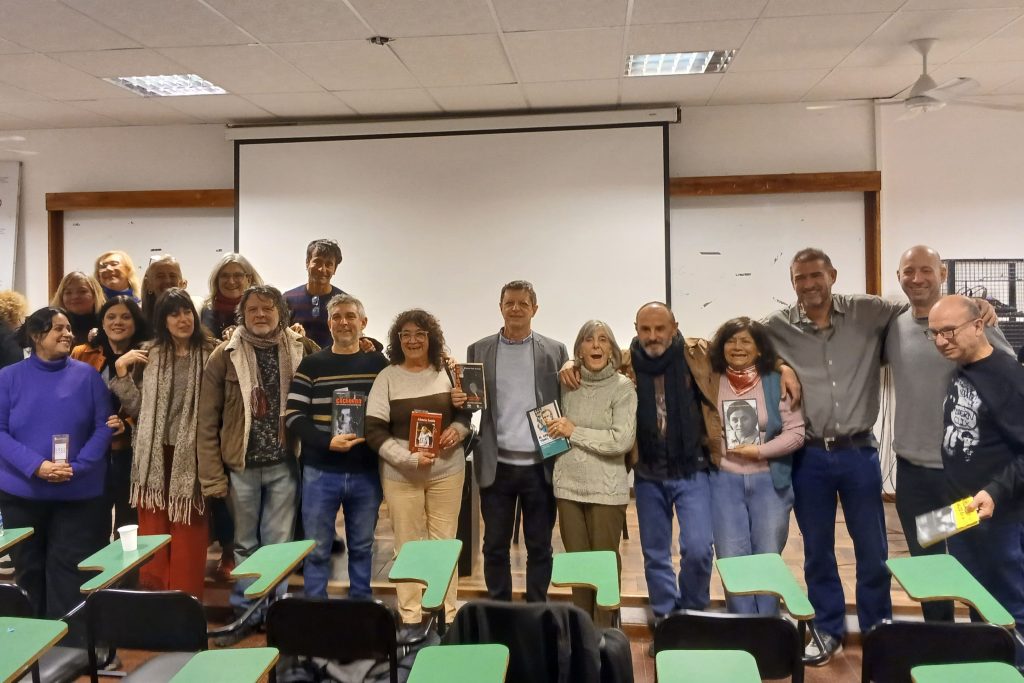 María Paulinelli y egresados de la ECI / FCC (Fuente: Milena Pularello)