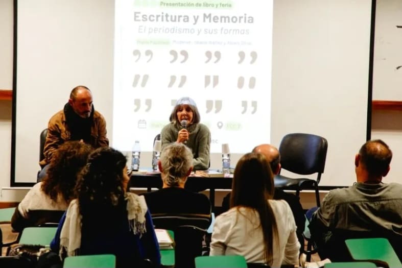 María Paulinelli en la presentación de su libro "Escritura y memoria. El periodismo y sus formas" (Fuente: Milena Pularello)
