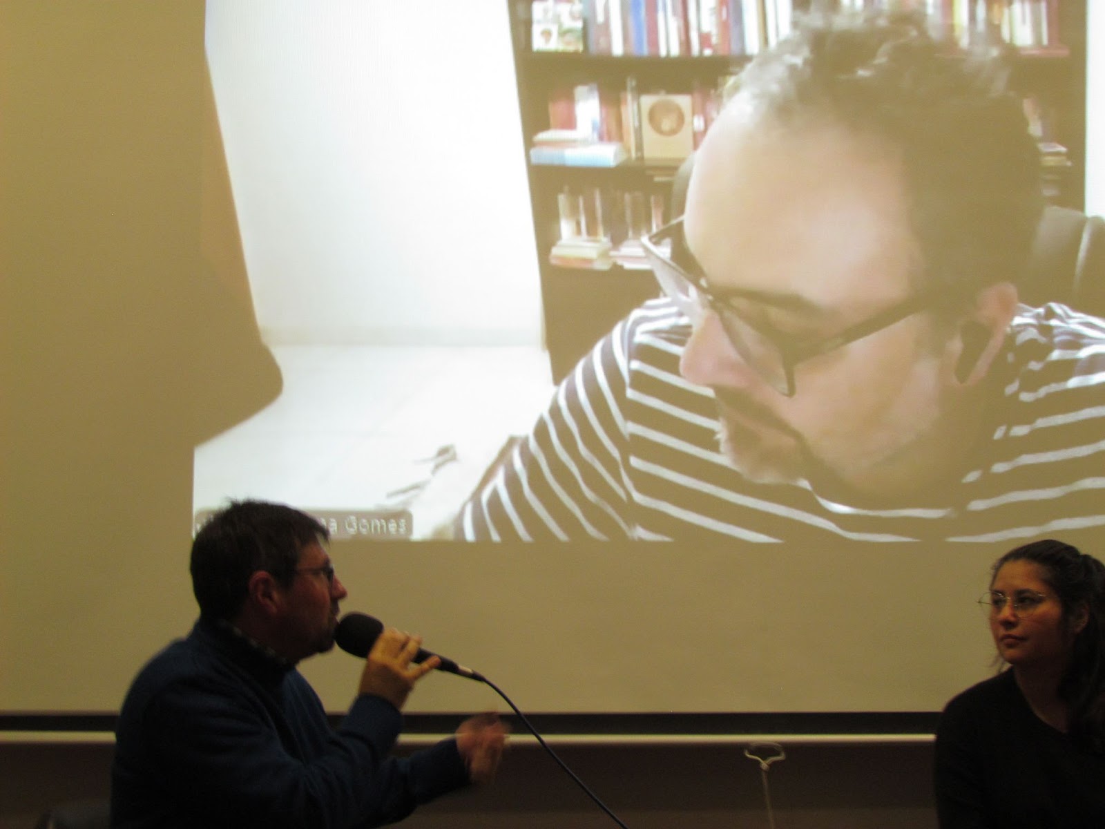 El profesor Barone dialogando con Ivan, en videollamada desde Brasil