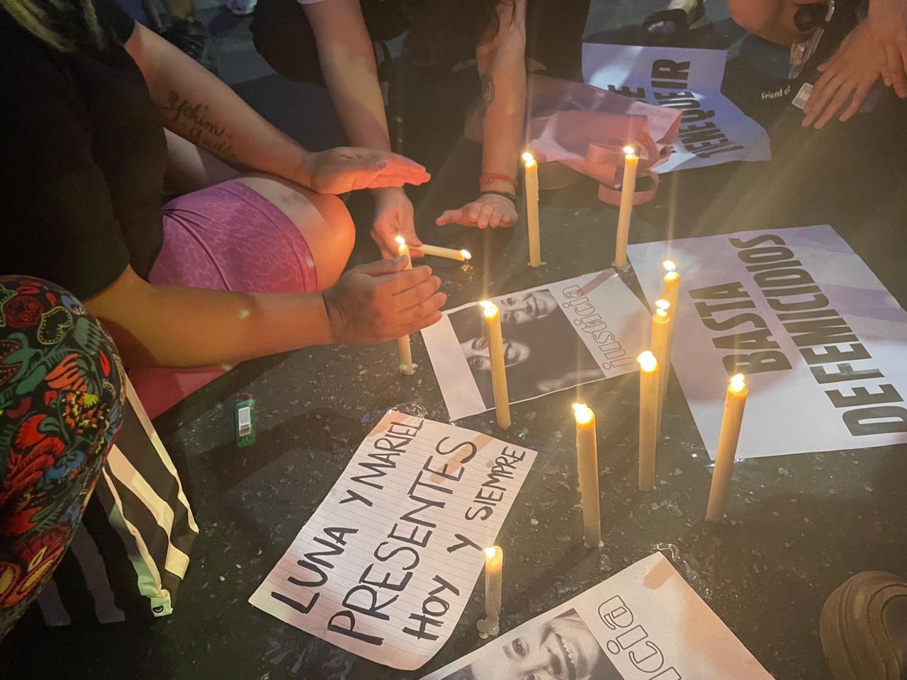 Intervención Ni Una Menos frente al Patio Olmos por el doble femicidio en Villa Serrana